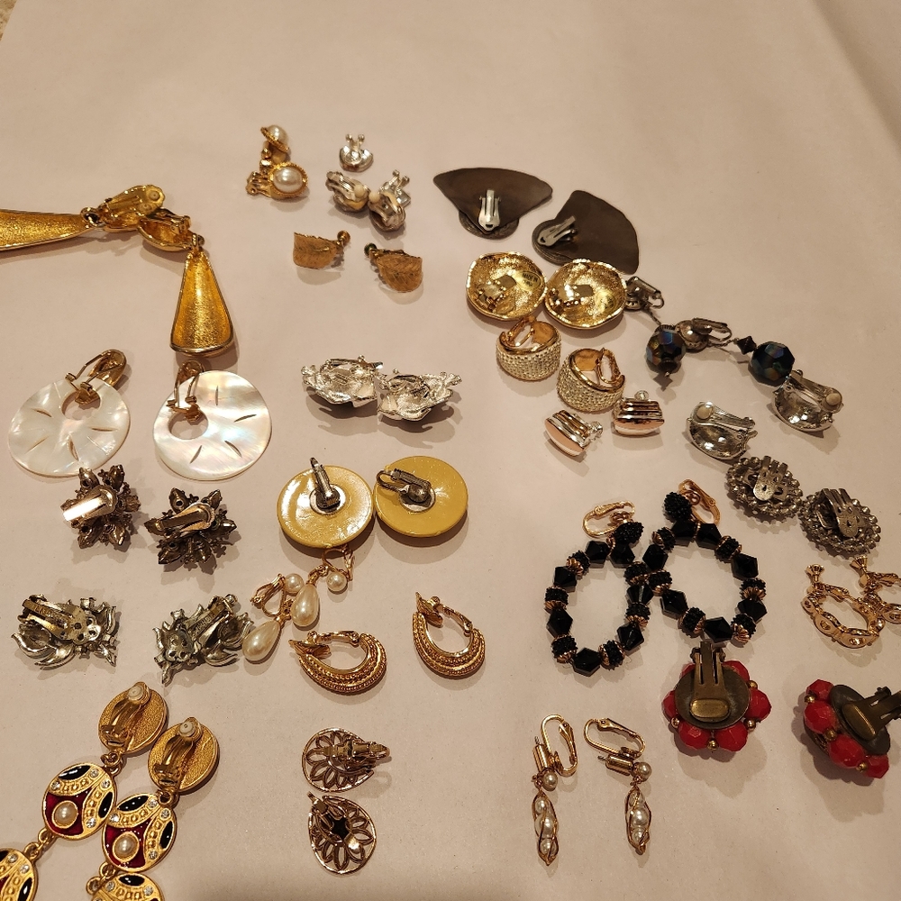 Lot Of 25 Clip On Earrings - Picture 4 of 4